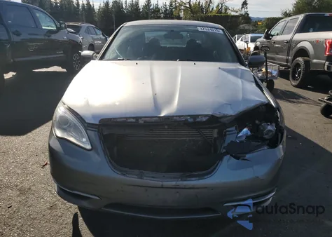 2013 Chrysler 200 Lx z USA, uszkodzony, nr VIN 1C3CCBAB3DN647246